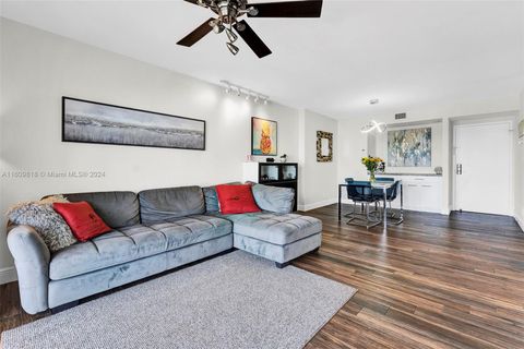 Condominium in Hollywood FL 3800 Hillcrest Dr 7.jpg