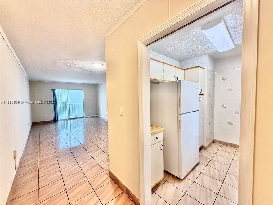 2 bedroom, 1 bathroom home located in West Brickell. With spacious
living area, and a private balcony. The two bedrooms have ample closet space, and the bathroom has been
updated with all the necessary amenities.