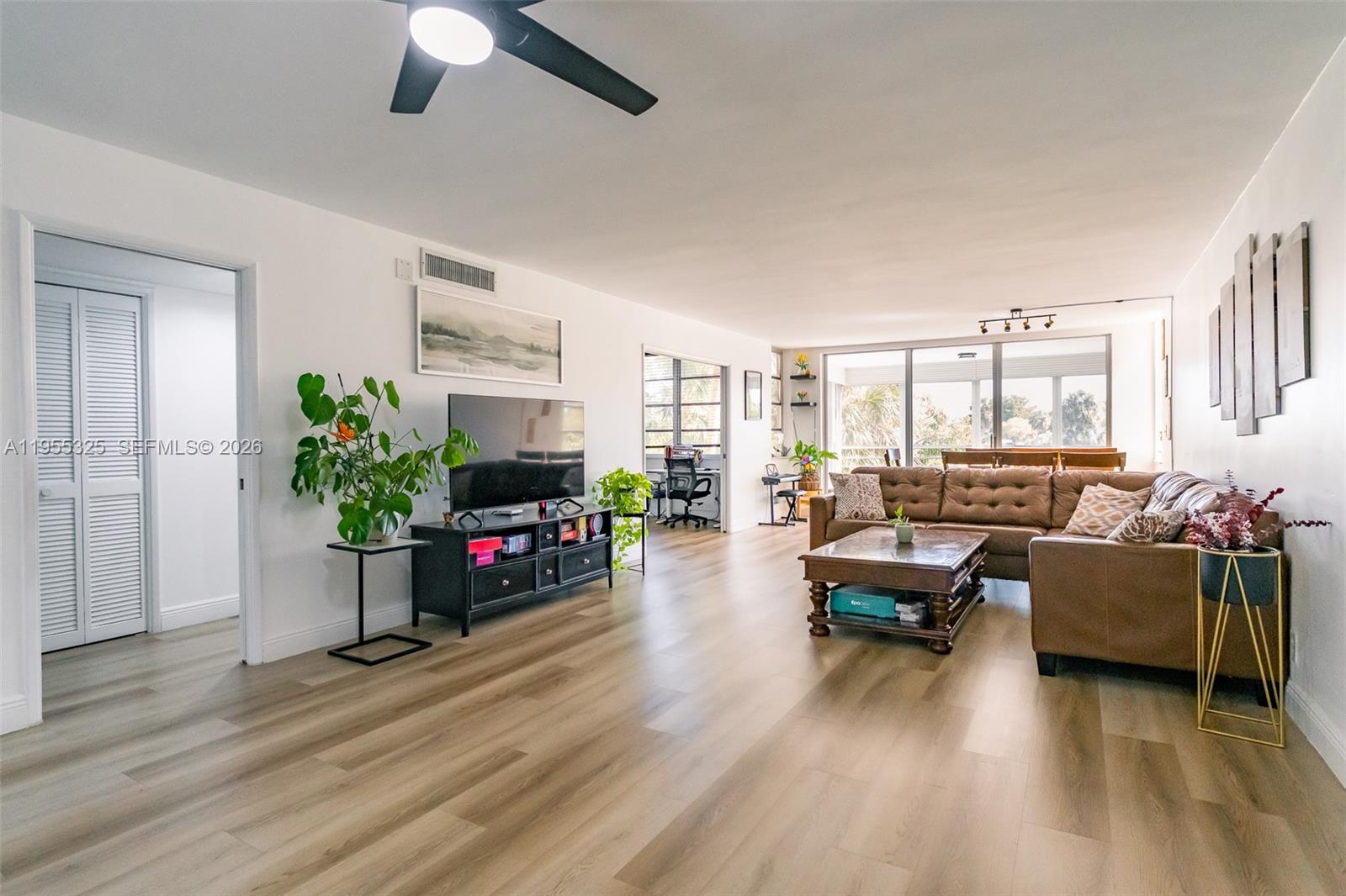 NO 123 PALM-AIRE COUNTRY - Residential