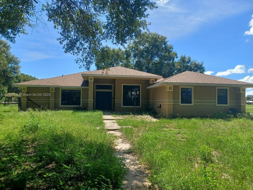 LARGE MODERN BEAUTIFUL HOME
QUIET AREA OF LORIDA, JUST SOUTH AND EAST OF SEBRING
SURROUNDED BY PASTURE LAND
HIGH CIELINGS
ELEVATED ENTRY
SCREEN PORCH
4 BEDROOMS INCLUDING OFFICE
2 CAR GARAGE
CENTRAL AIR CONDITIONING