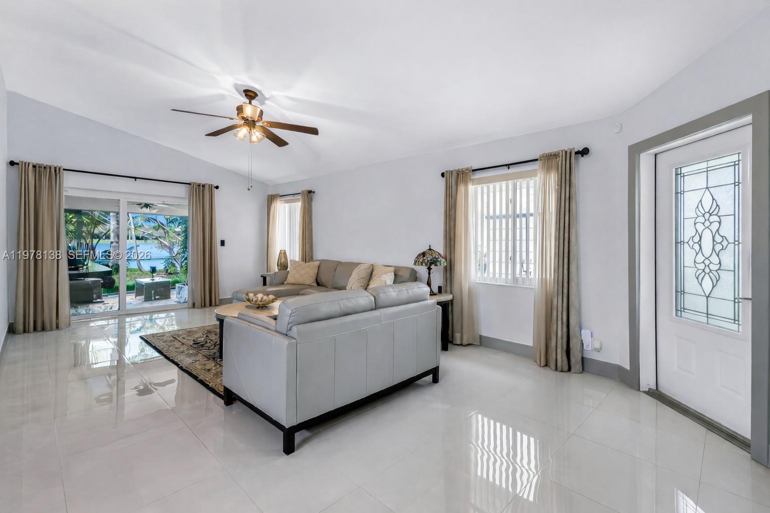 529 Lakeside Cir