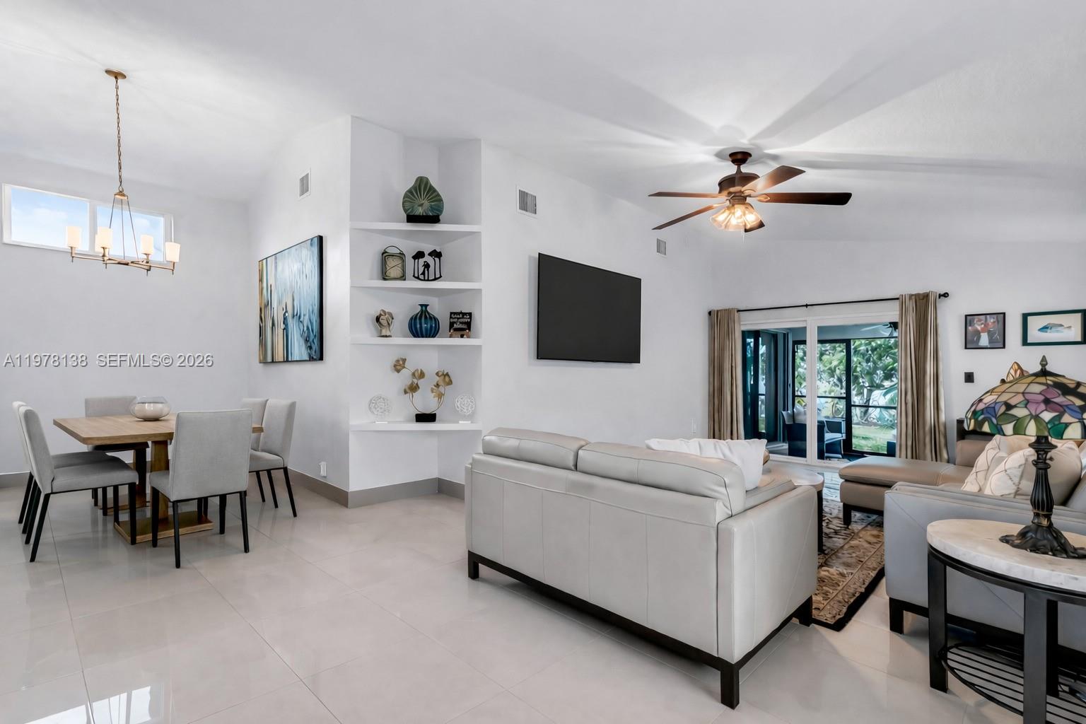 529 Lakeside Cir