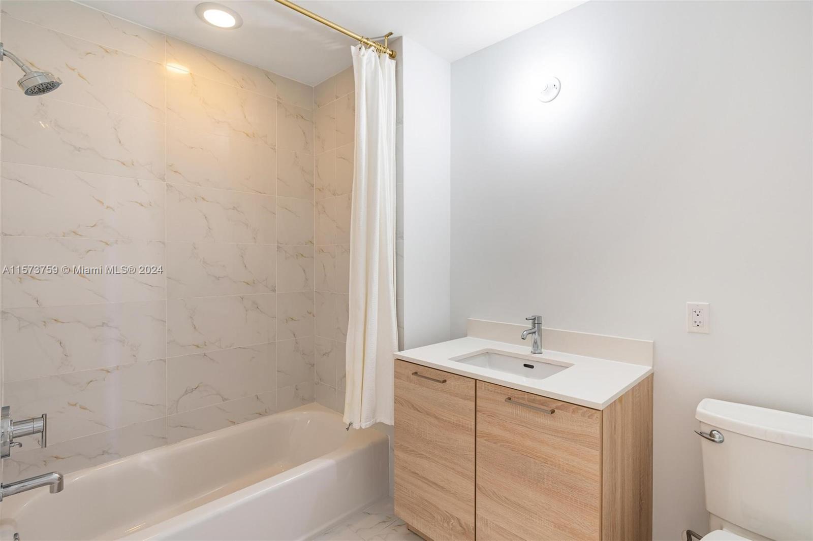 THE HARBOUR NORTH CONDO - Residential