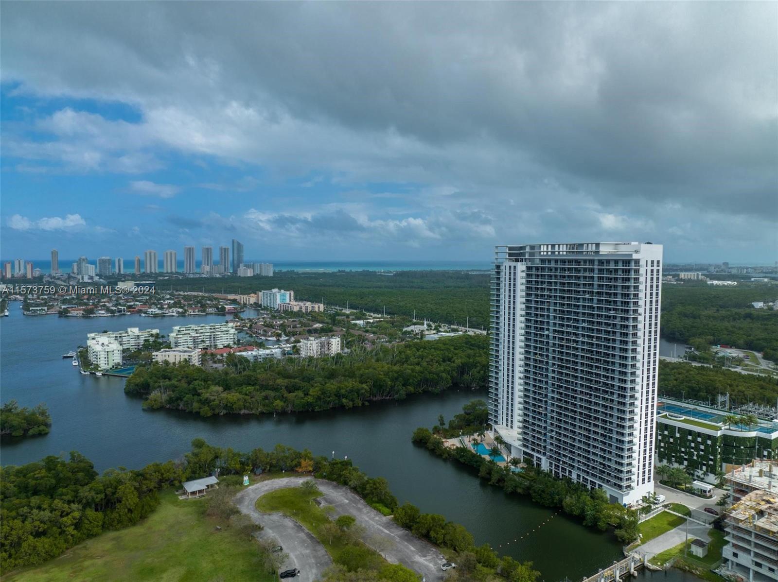 THE HARBOUR NORTH CONDO - Residential