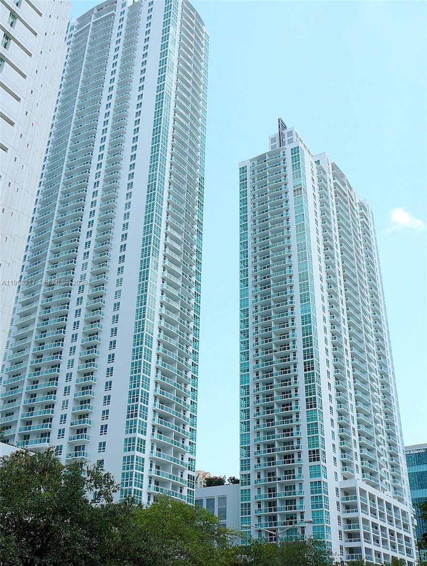Modern 1 bed/1 bath furnished unit with spectacular city views located in the heart of Brickell. Close distance to Publix, Brickell City Center, Mary Brickell Village, Metro-mover and many restaurants!! European style kitchen, granite counter tops, Stainless steel appliances, walk in closet. Unit has tile and laminated floors. The building has 24/7 security, fitness center, 2 pools, Jacuzzi, business center, club room & theater room!! Easy to show.