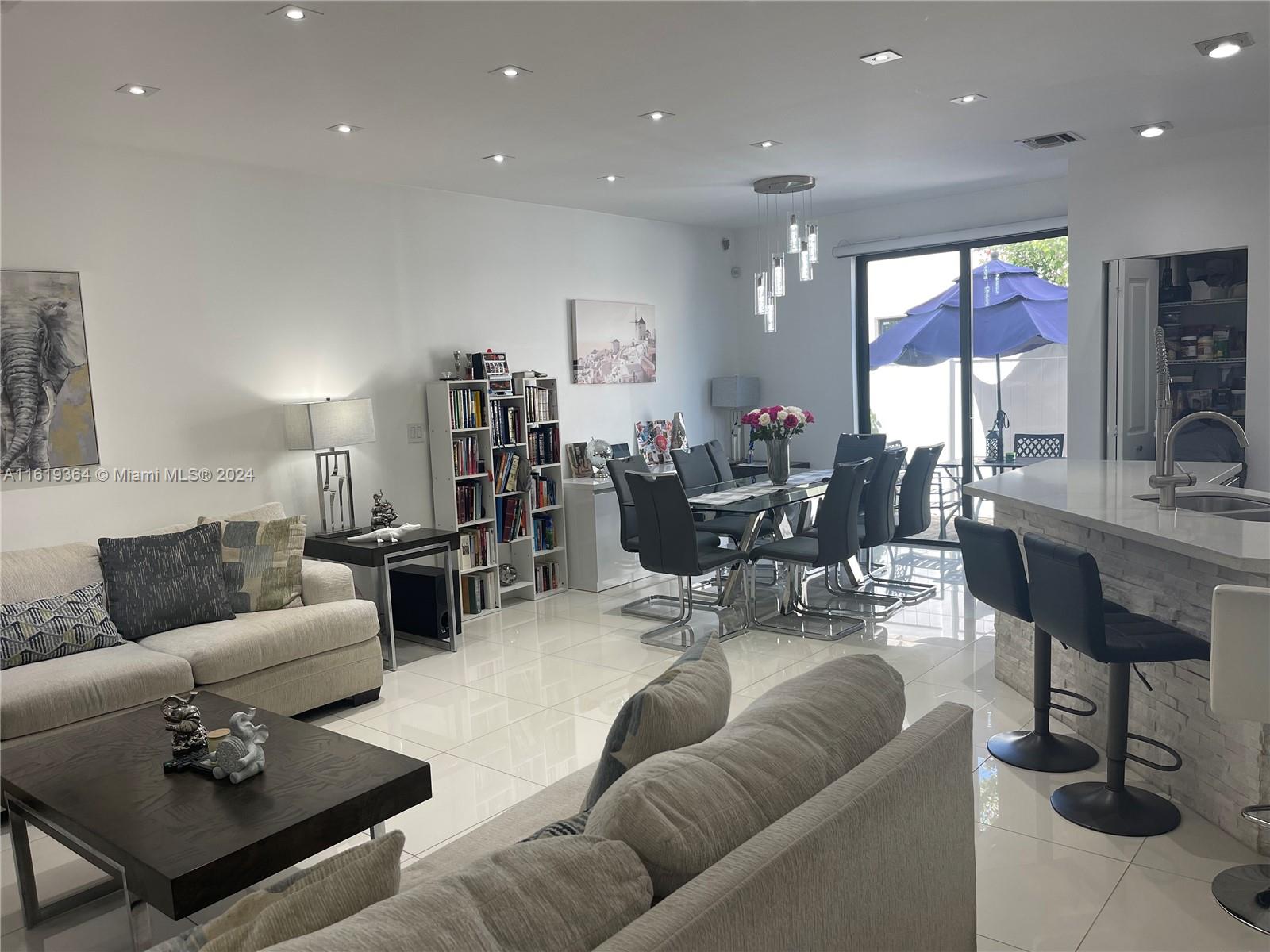 CHAMPION LAKES - Residential