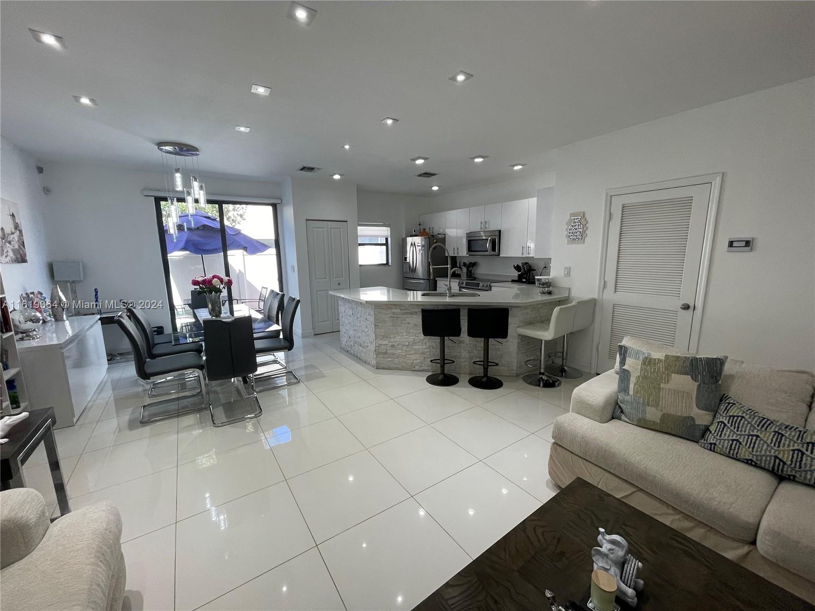 CHAMPION LAKES - Residential