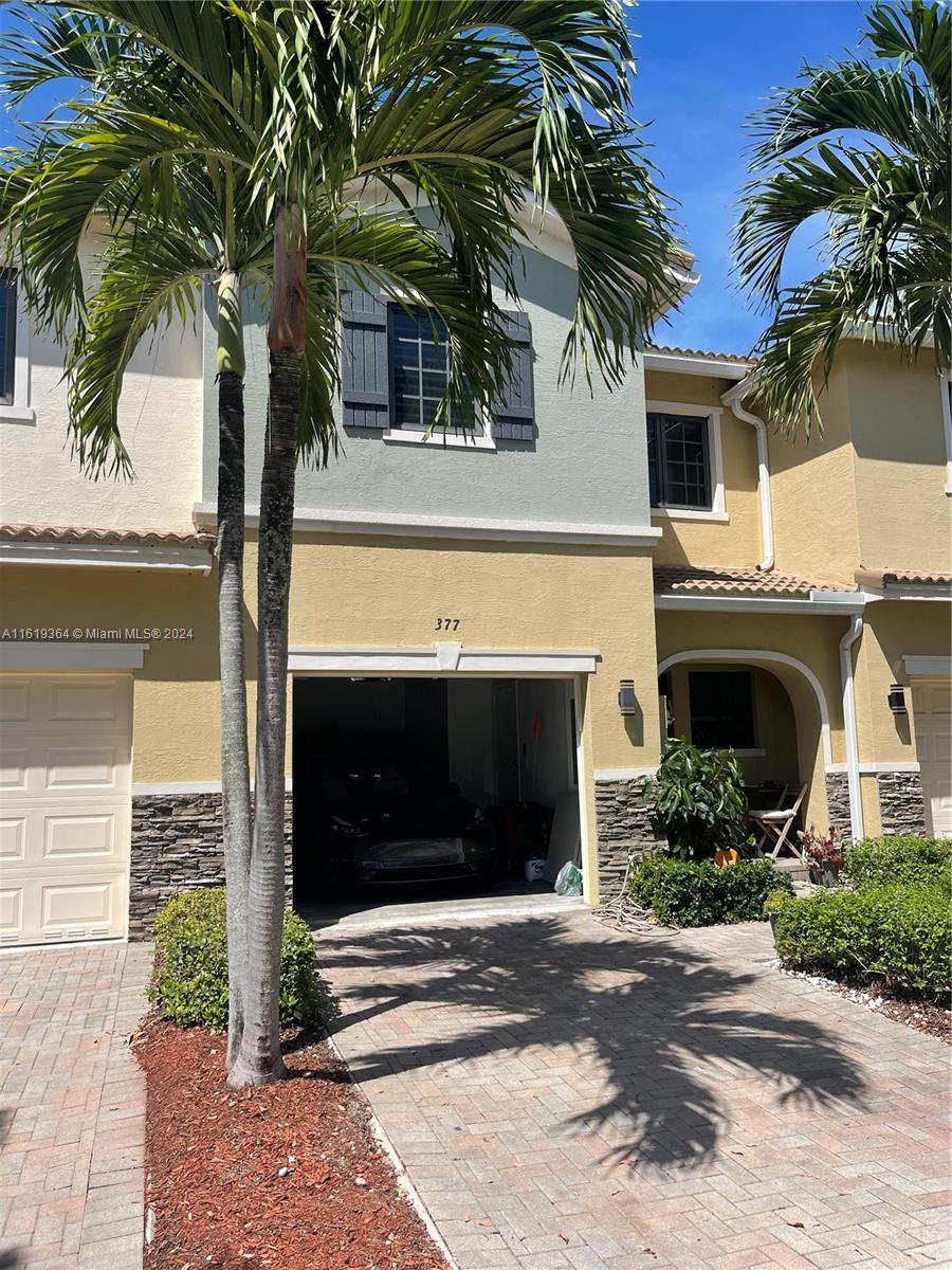 CHAMPION LAKES - Residential