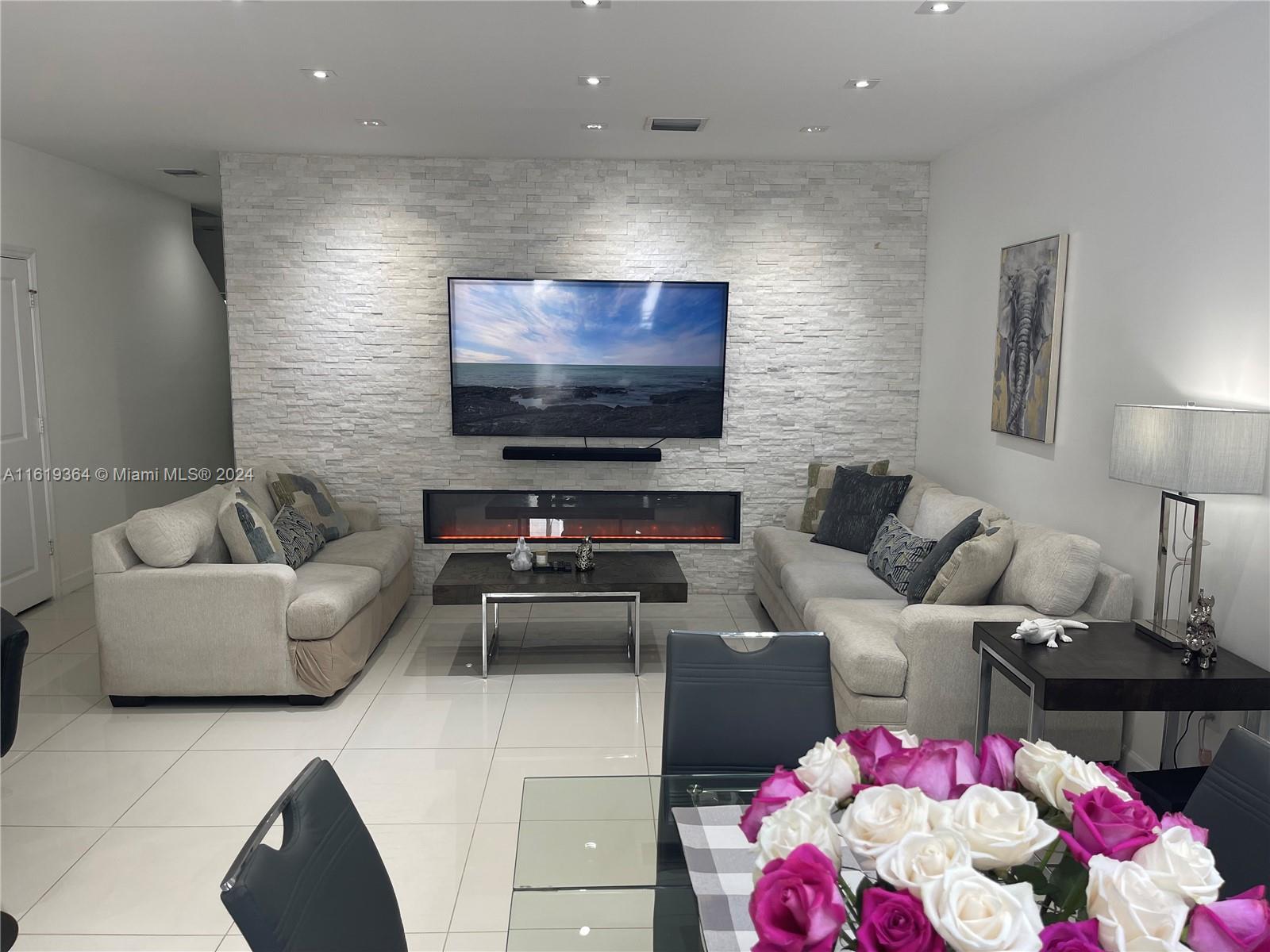 CHAMPION LAKES - Residential