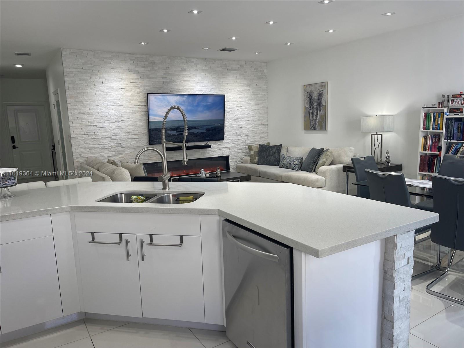 CHAMPION LAKES - Residential
