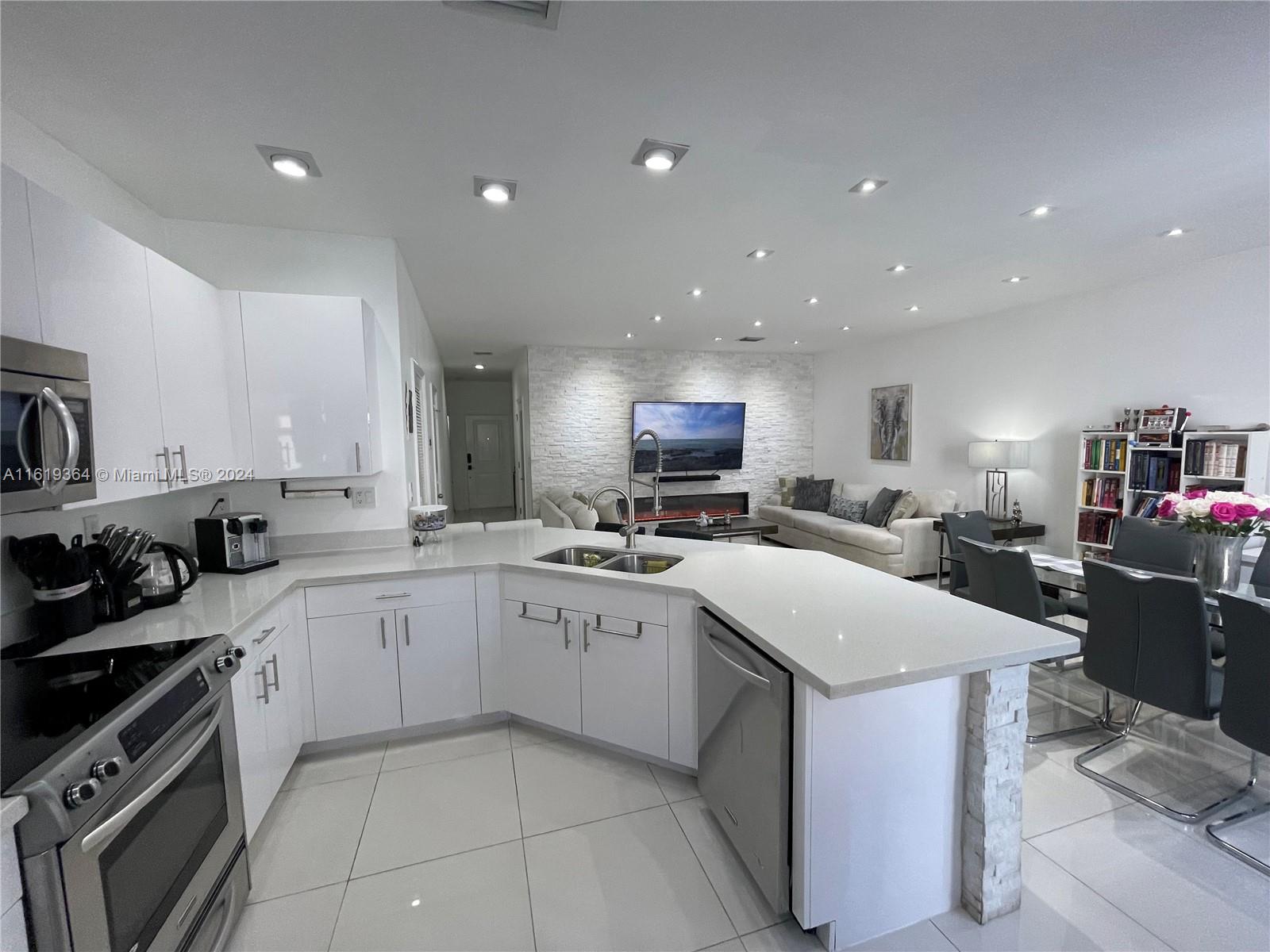 CHAMPION LAKES - Residential