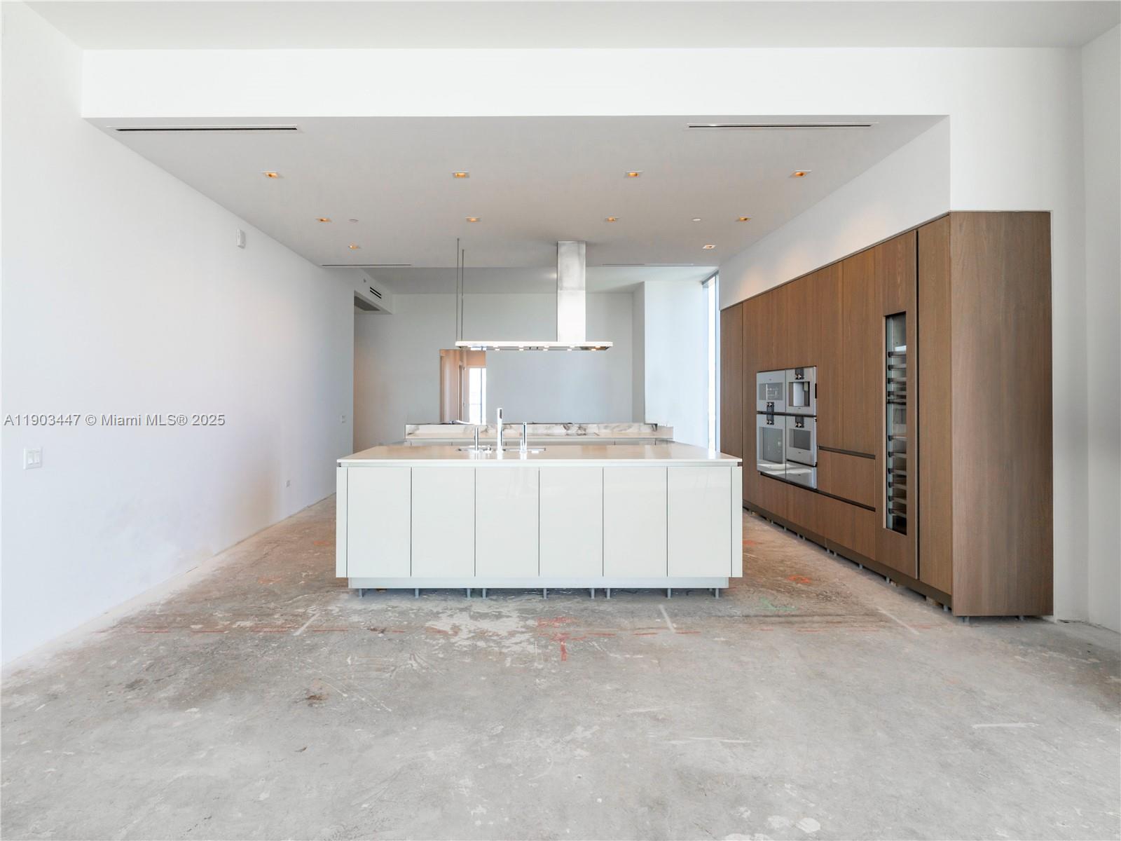 18501 Collins Av 1501