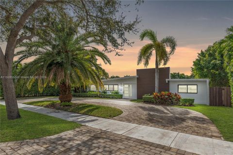 Single Family Residence in North Miami FL 1940 Alamanda Dr Dr.jpg