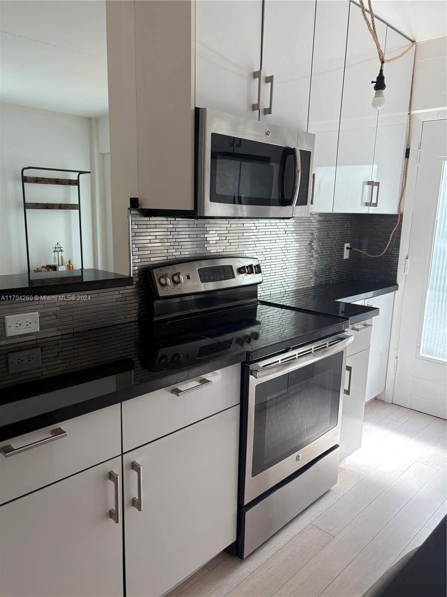 Beautiful, spacious and cozy unit in the heart of Miami Beach with lots of natural light, close to shops, restaurants, Iconic Lincoln Road. Blocks away from the Ocean.