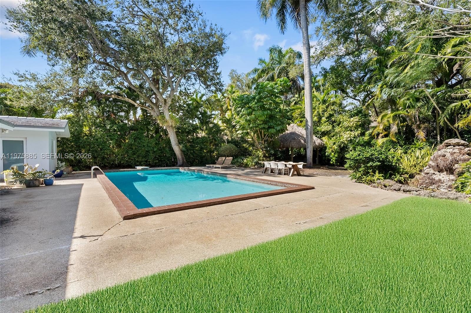 COCONUT GROVE MANOR - Residential