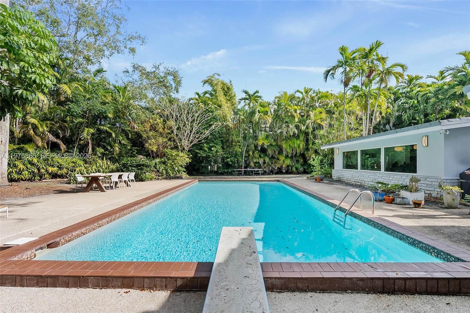 COCONUT GROVE MANOR - Residential