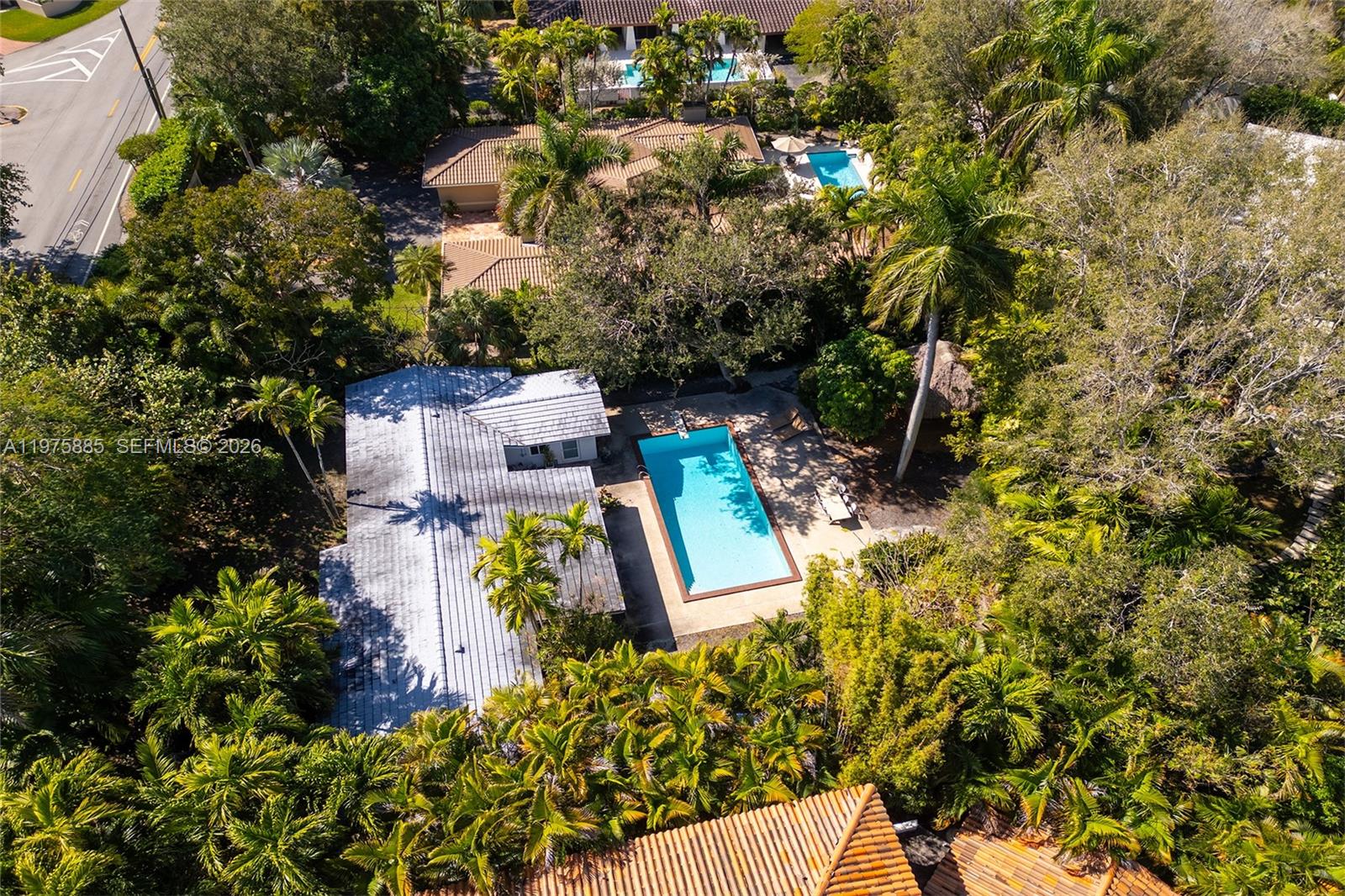 COCONUT GROVE MANOR - Residential
