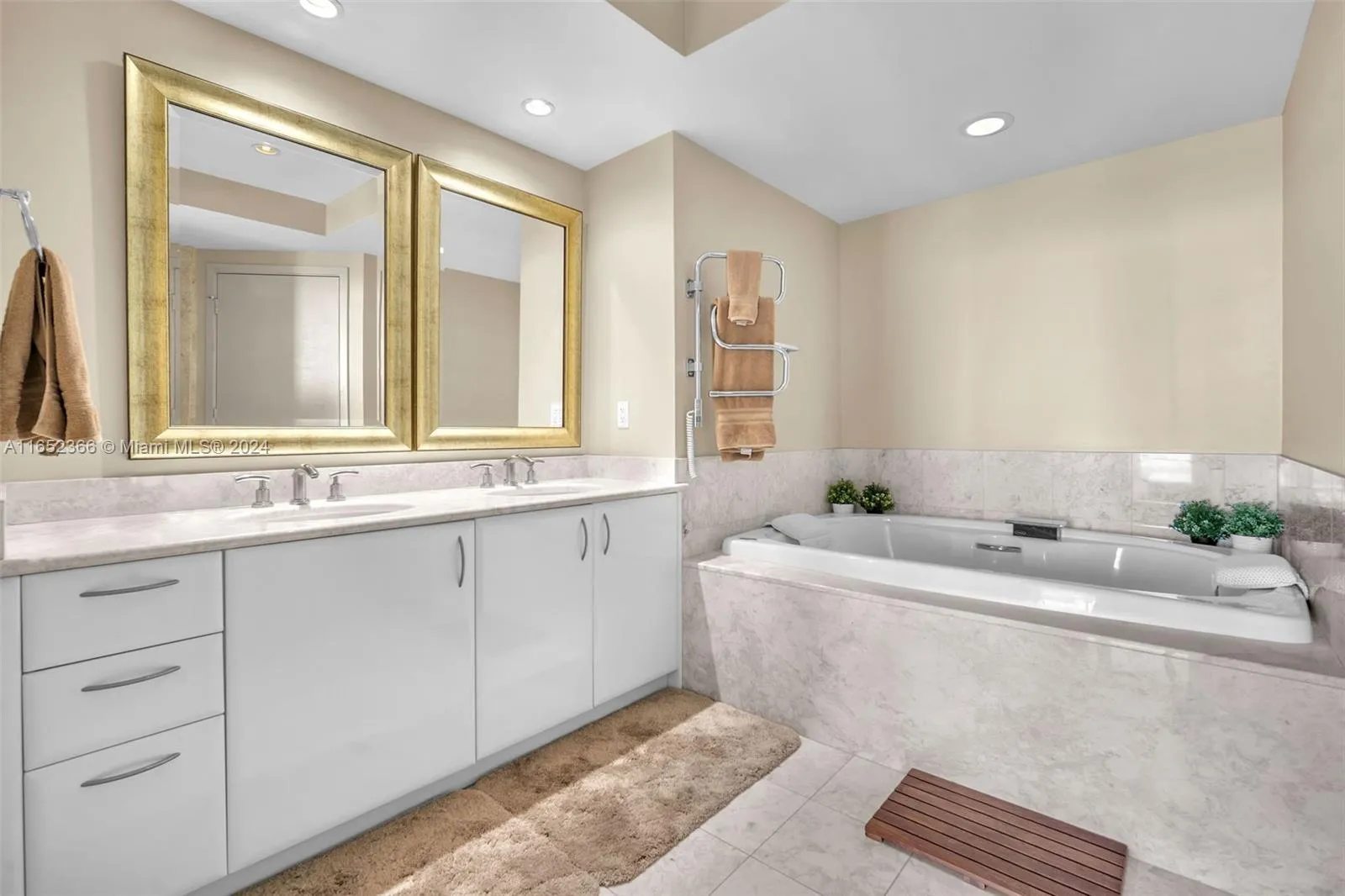 Miami, Florida 33131, United States, 2 Bedrooms Bedrooms, ,3 BathroomsBathrooms,Residential,Active,45629