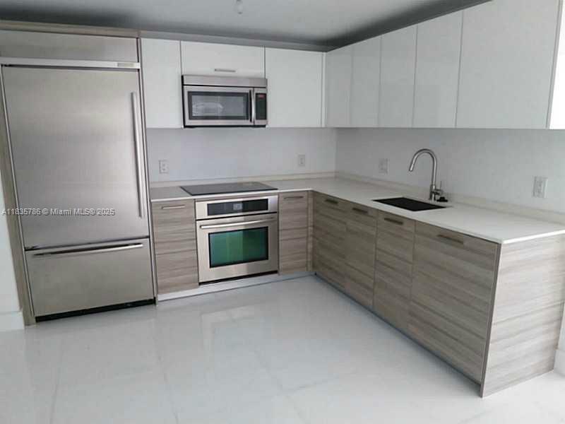 1300 BRICKELL BAY DR 1902