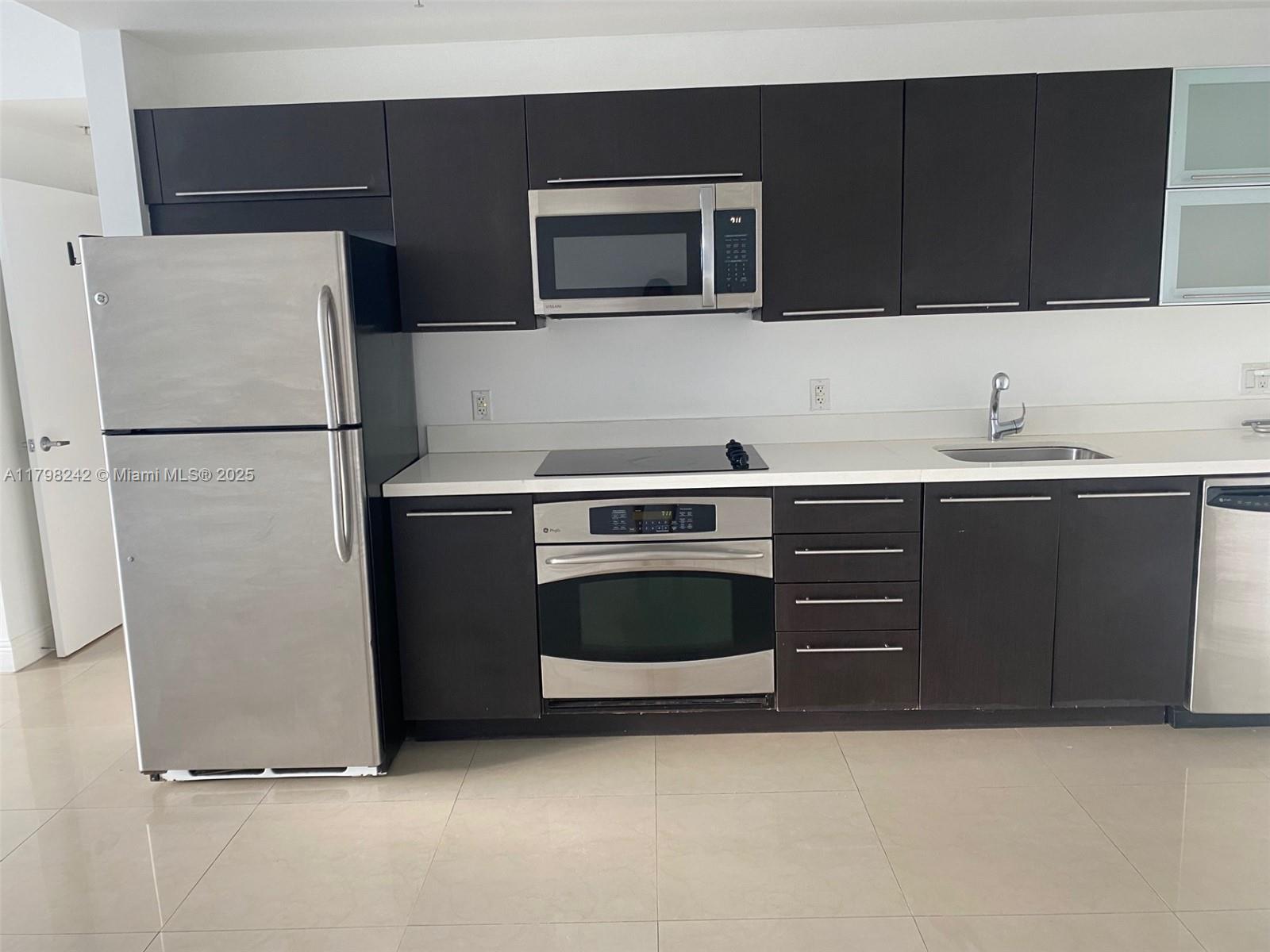 Spacious 1 bedroom, 1 bath condo in the heart of Brickell, boasting city and river views. Enjoy luxurious amenities including a pool, modern fitness center, spa, sauna, massage room, and game room. Washer and dryer conveniently located within the unit. Located in the prestigious Riverfront Complex and just a short walk or drive to Brickell City Center. This unit offers easy access to dining, shopping, and entertainment.
Very easy to show!!