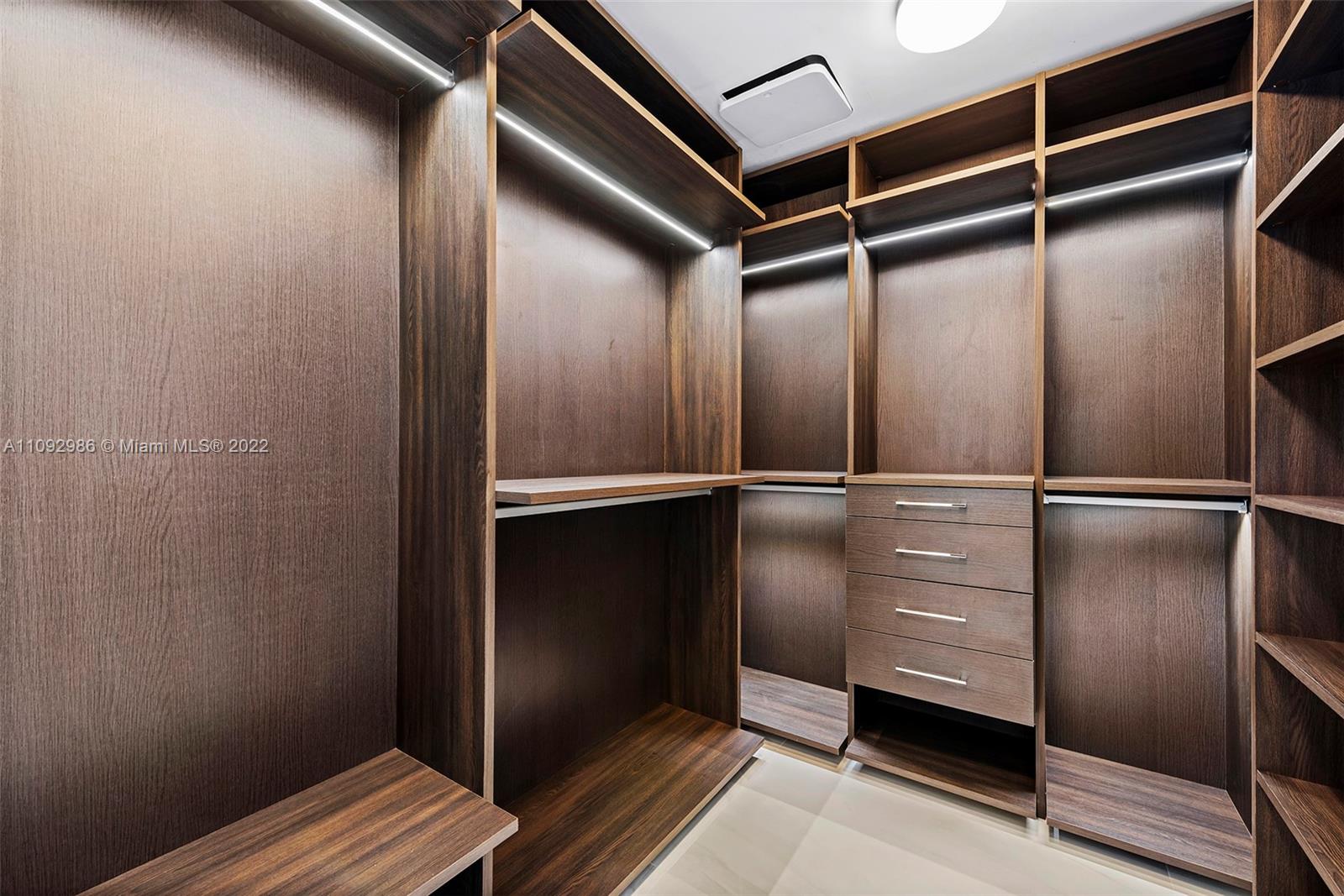 TURNBERRY OCEAN CLUB - Residential