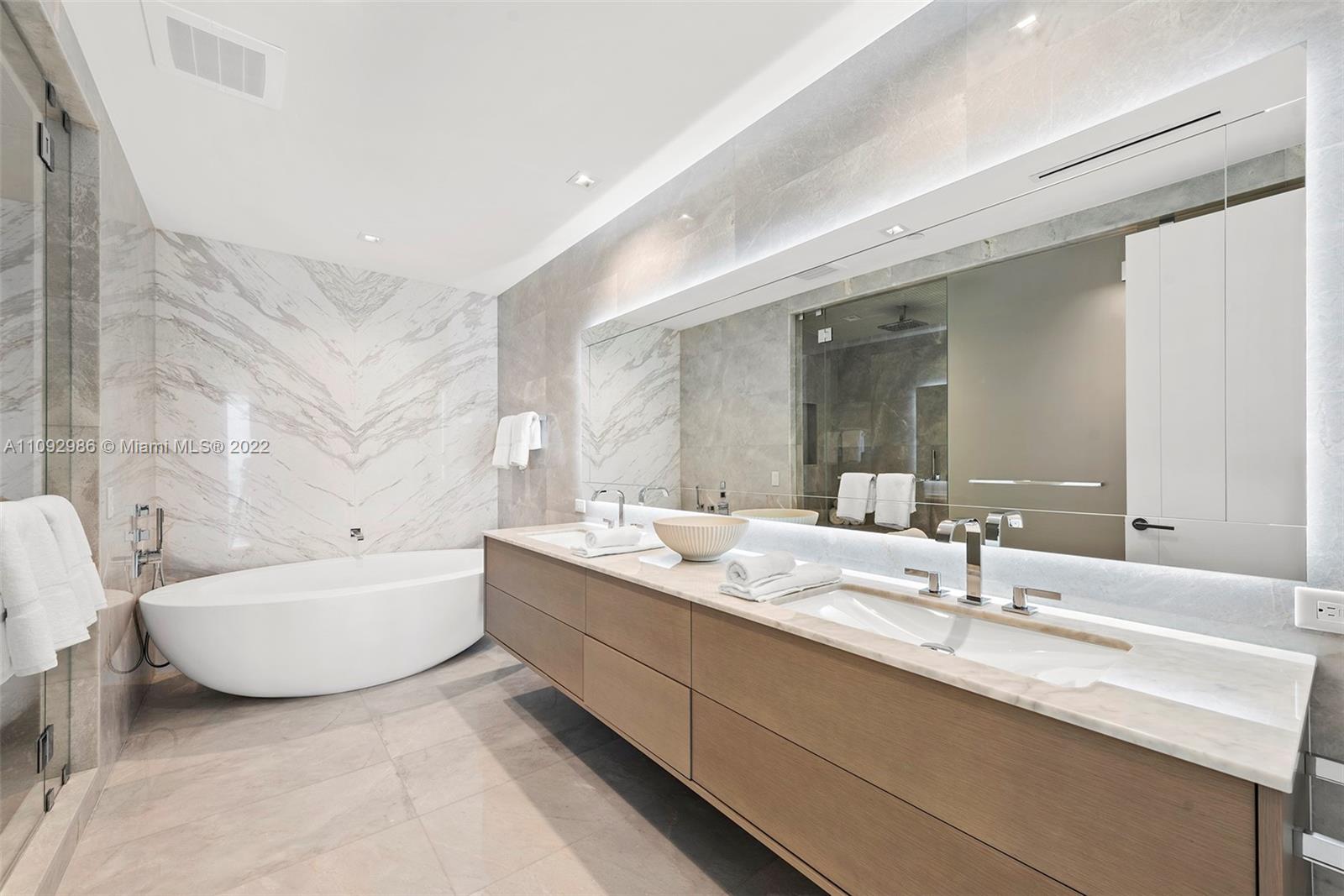 TURNBERRY OCEAN CLUB - Residential