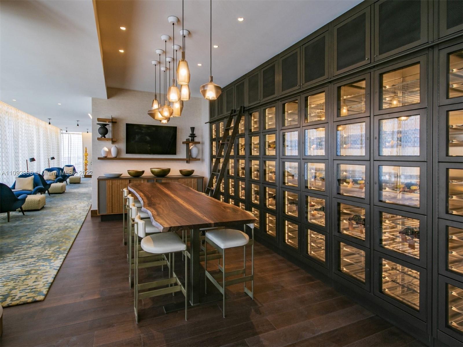 TURNBERRY OCEAN CLUB - Residential