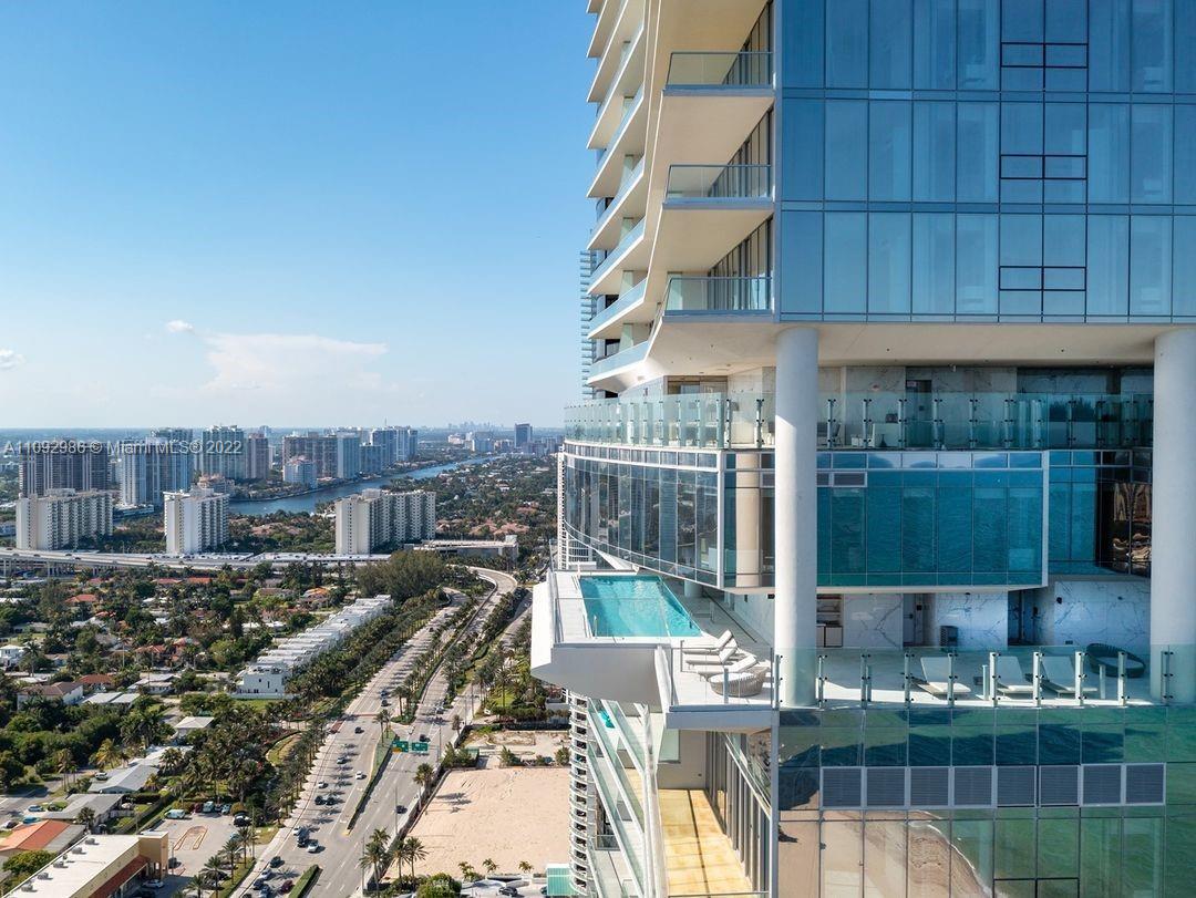 TURNBERRY OCEAN CLUB - Residential