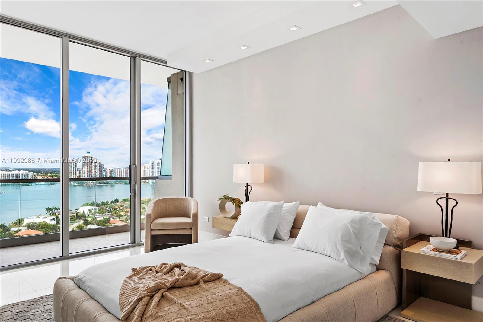 TURNBERRY OCEAN CLUB - Residential