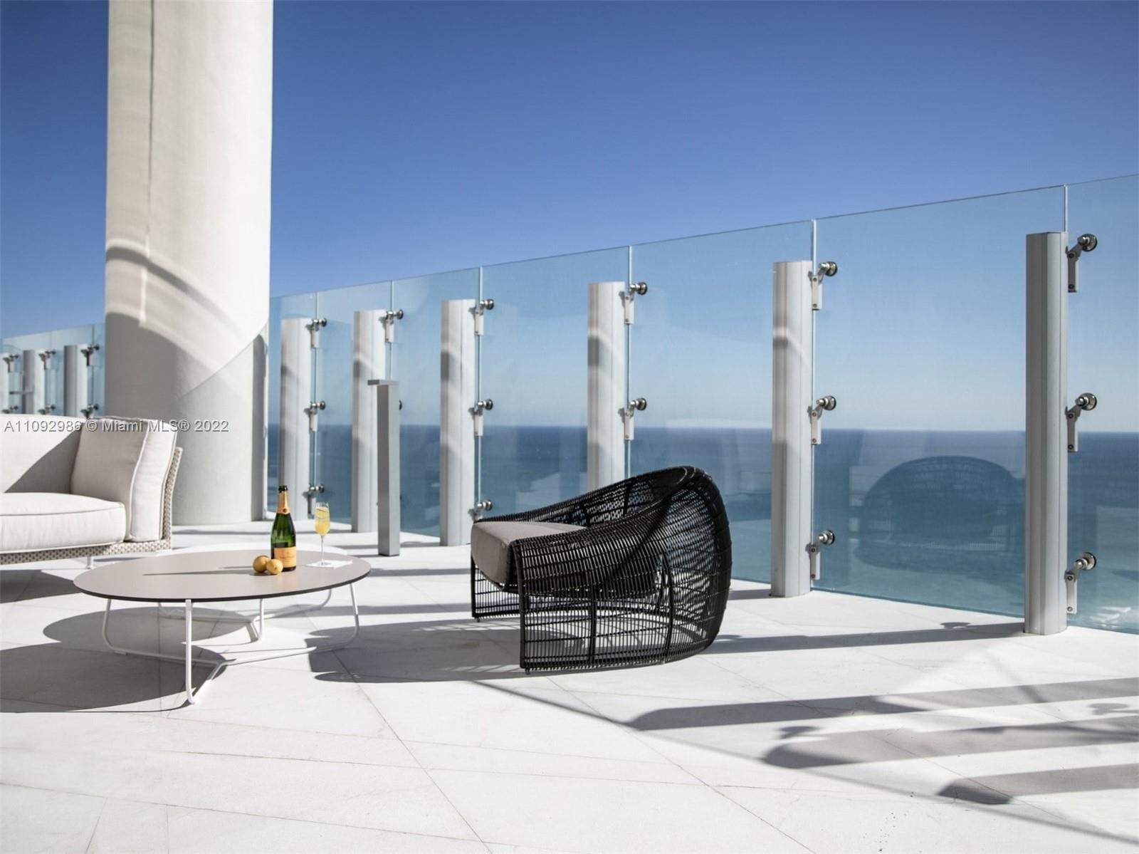 TURNBERRY OCEAN CLUB - Residential