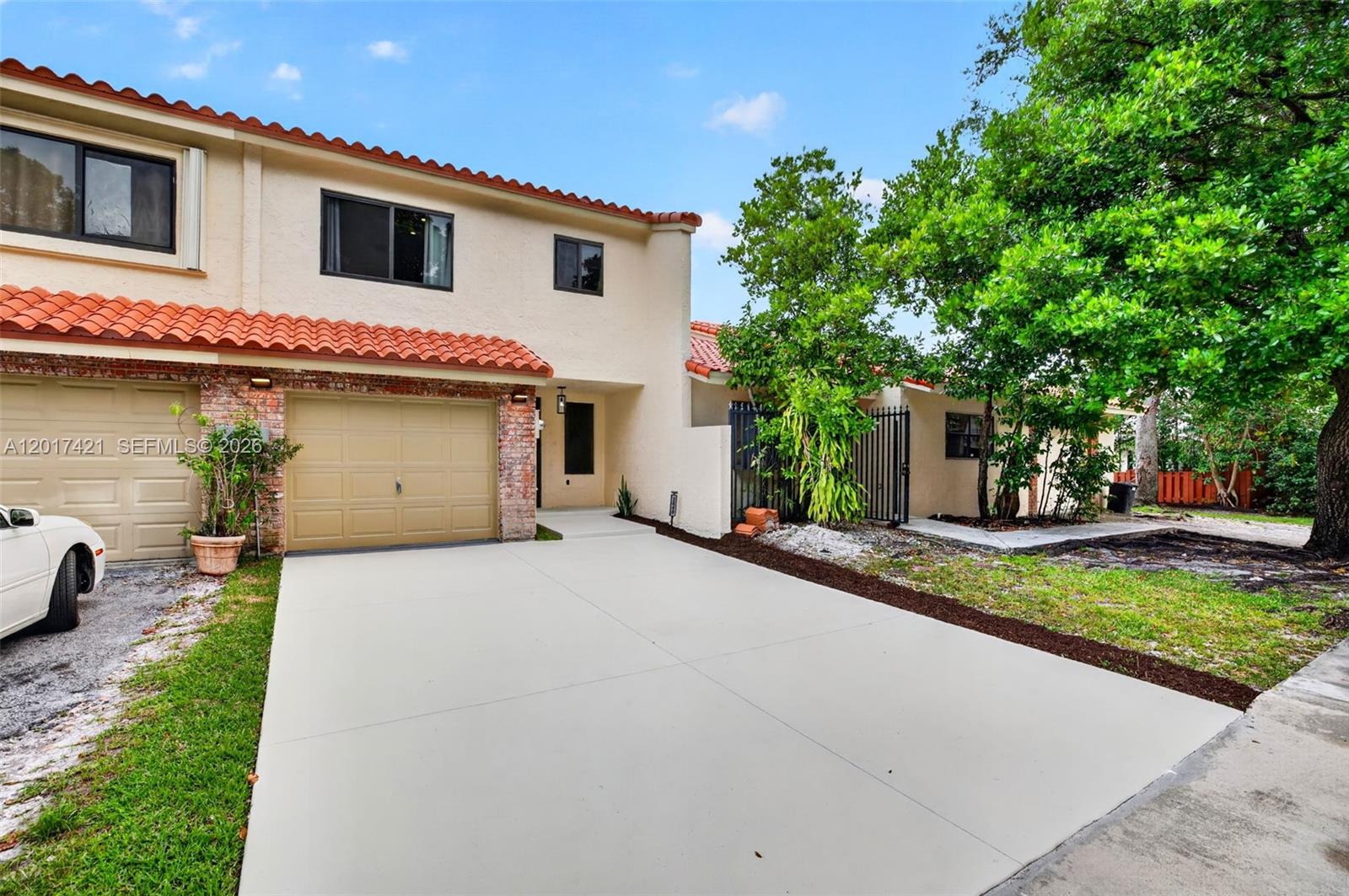 HOLLYWOOD GARDENS - Residential