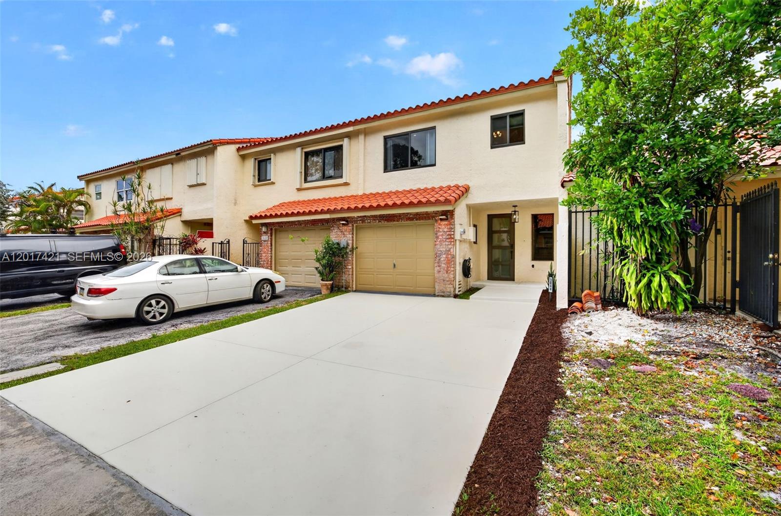 HOLLYWOOD GARDENS - Residential