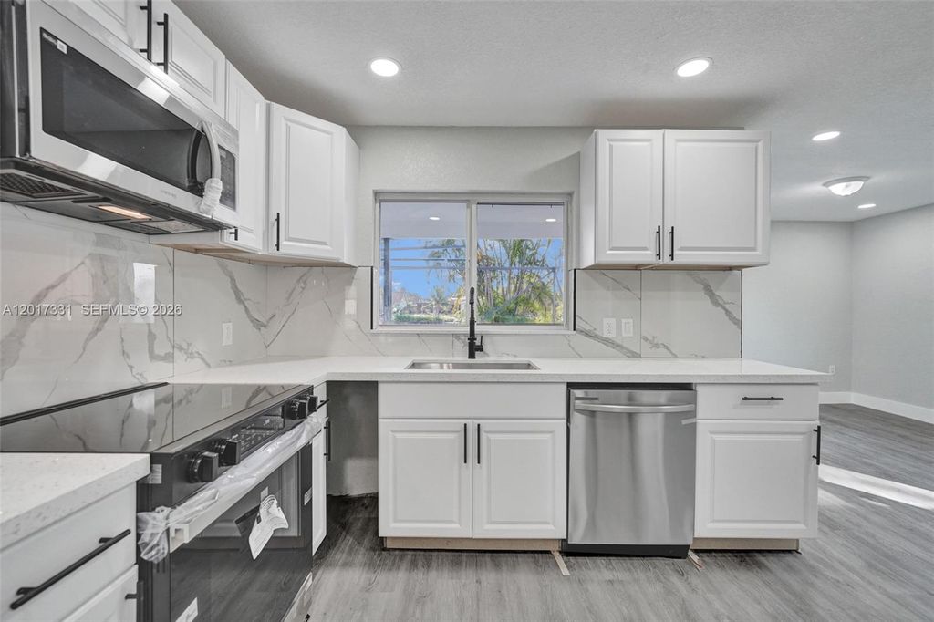 Photo of 8400 NW 7th St, Pembroke Pines, FL 33024 (MLS # A12017331)
