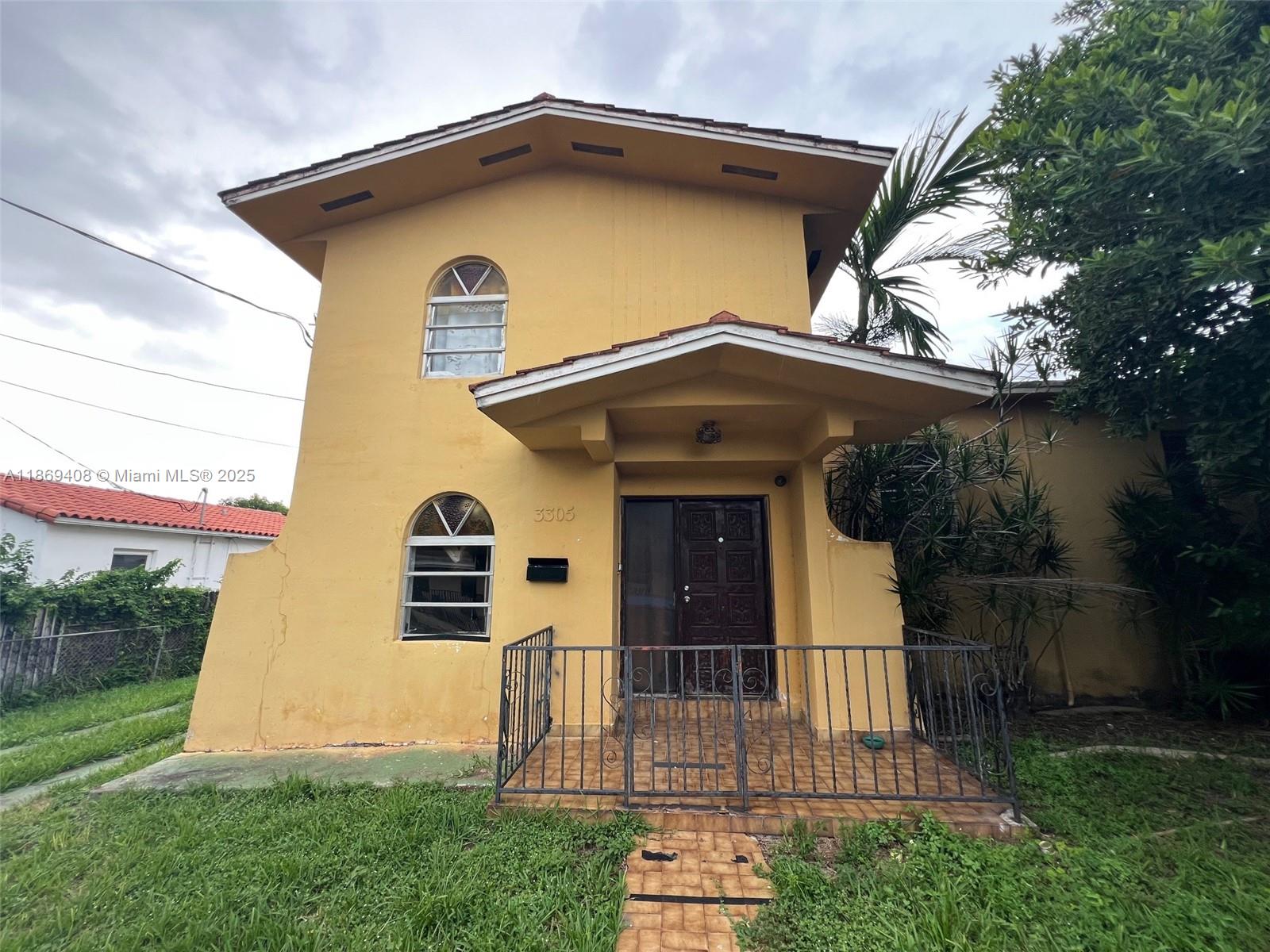 Excellent opportunity to own a large centrally located duplex on a desirable corner lot. This property features a spacious 3-bedroom, 2-bath unit plus a 2-bedroom, 1-bath unit, both equipped with central A/C and tile flooring throughout. The property is fully fenced with gated parking inside, offering security and convenience. Each unit is on separate meters, making it ideal for investors or owner-occupants looking to generate rental income.
With its central location, this duplex provides easy access to major highways, shopping, dining, and schools. A great income-producing property with long-term potential! The seller does not accept blind offers or escalation clauses.