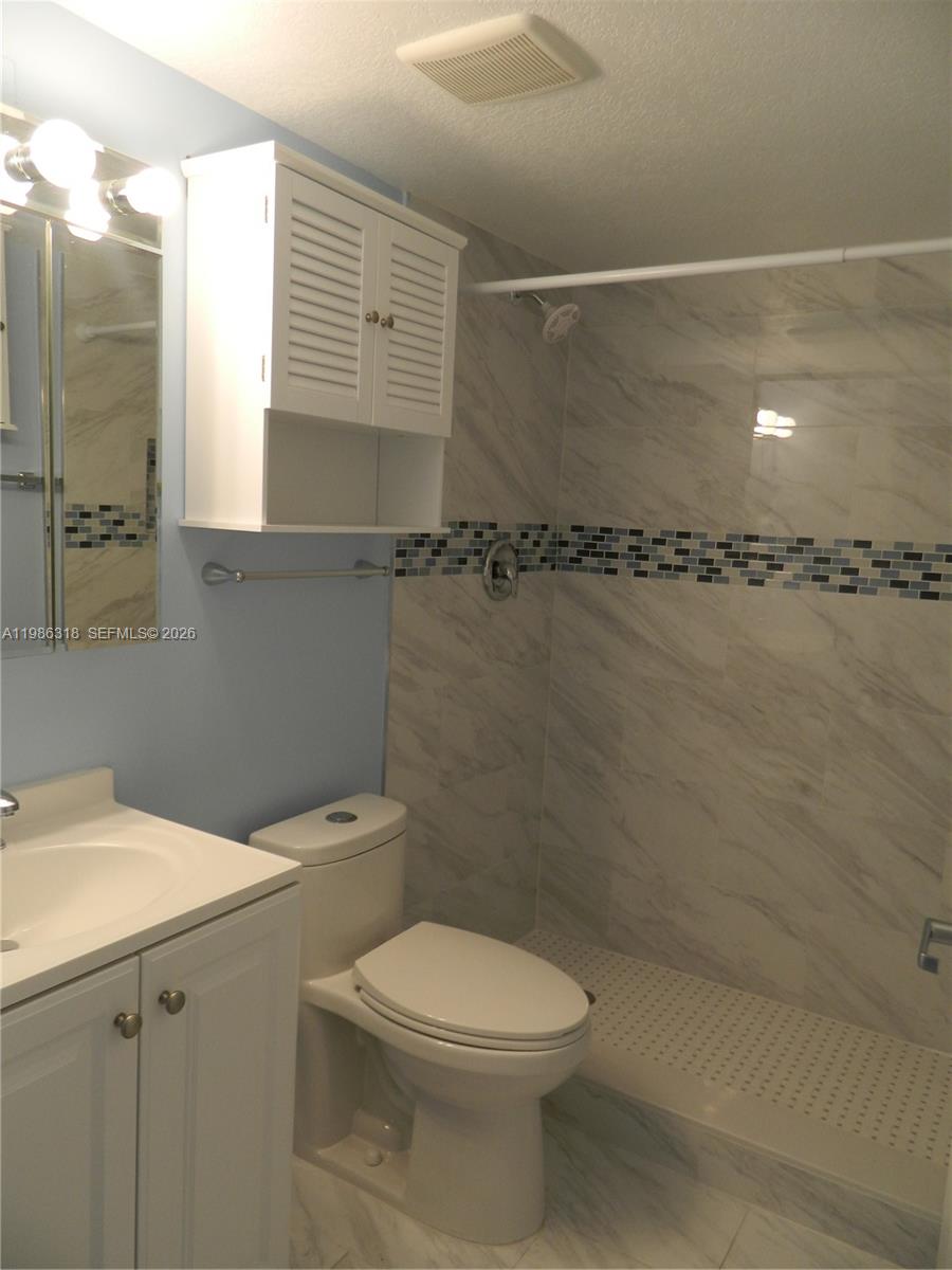 AZUL AT FONTAINEBLEAU CON - Residential Lease