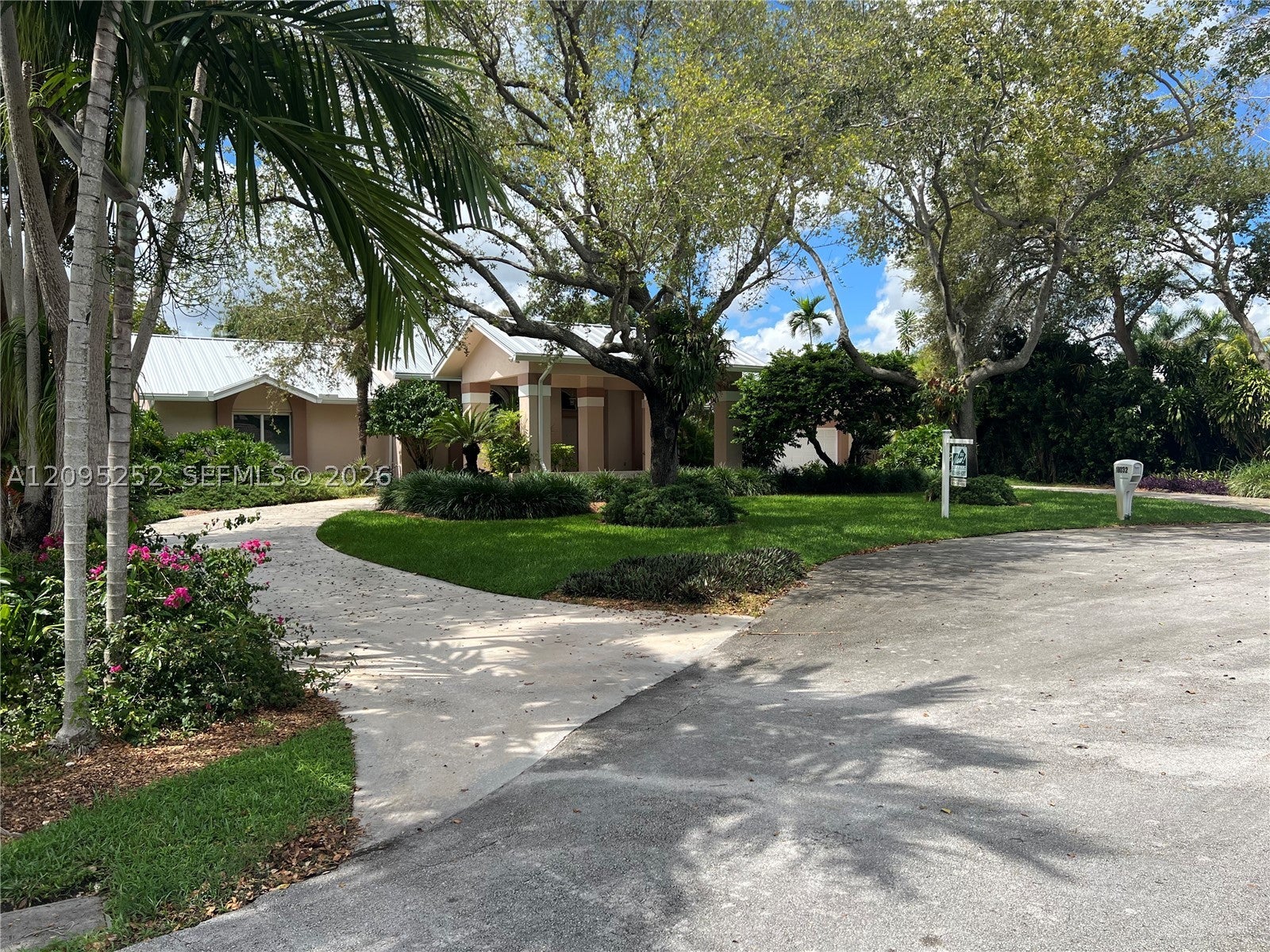 18032 SW 82nd Ct, Palmetto Bay, FL, 33157/$1,595,000 1 18032 SW 82nd Ct