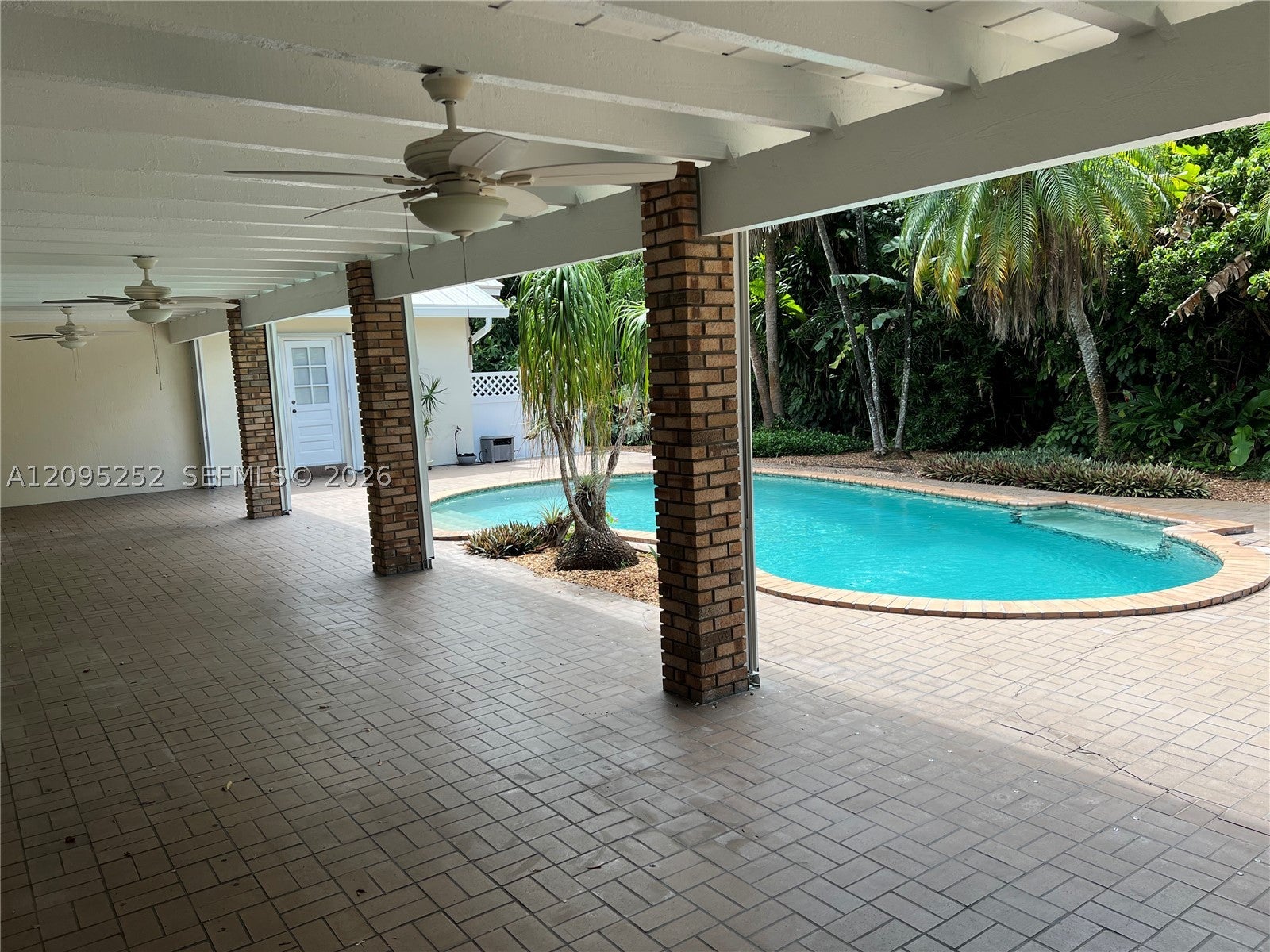 18032 SW 82nd Ct, Palmetto Bay, FL, 33157/$1,595,000 4 18032 SW 82nd Ct