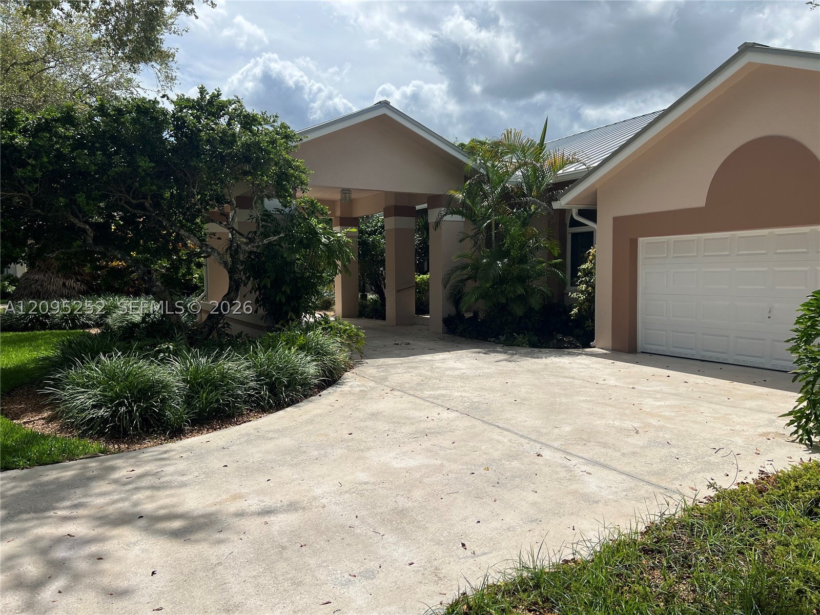 18032 SW 82nd Ct, Palmetto Bay, FL, 33157/$1,595,000 3 18032 SW 82nd Ct