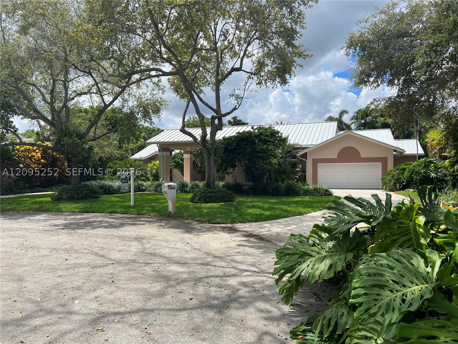 18032 SW 82nd Ct, Palmetto Bay, FL, 33157/$1,595,000 2 18032 SW 82nd Ct