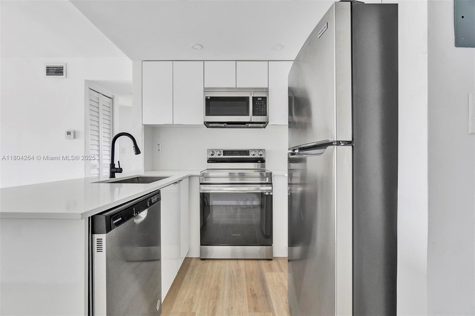 620 Sw 10th St 204, Miami, Broward County, Florida - 2 Bedrooms  
1 Bathrooms - 