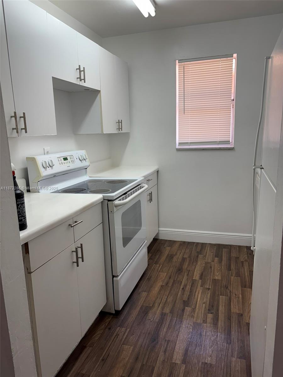 Spacious 2-Bedroom Condo in Prime Location
Bright 2BR/1BA 2nd-floor condo featuring laminate floors, central A/C, fridge, and glass-top stove. Laundry facilities conveniently located in the building.
Perfectly situated near I-95, Mizner Park, shopping, dining, and just minutes from the beach!
Water & sewer included in rent
No pets allowed (per association)
HOA approval required (2–3 weeks)
Move-in with first month, last month, and one month security deposit
Enjoy comfort and convenience in this ideally located Boca Raton home!