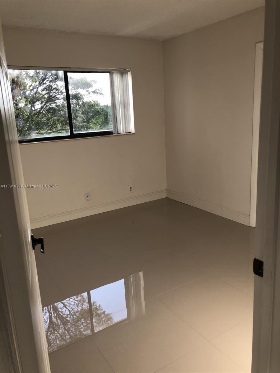 RACQUET CLUB VILLAGE APAR - Residential Lease