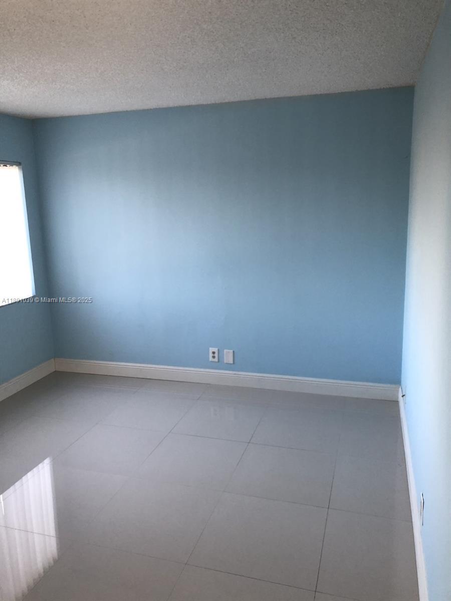 RACQUET CLUB VILLAGE APAR - Residential Lease