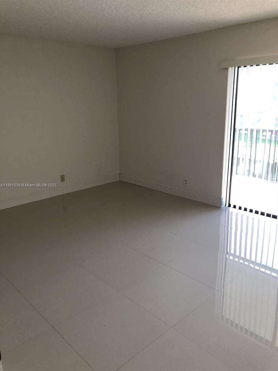 RACQUET CLUB VILLAGE APAR - Residential Lease