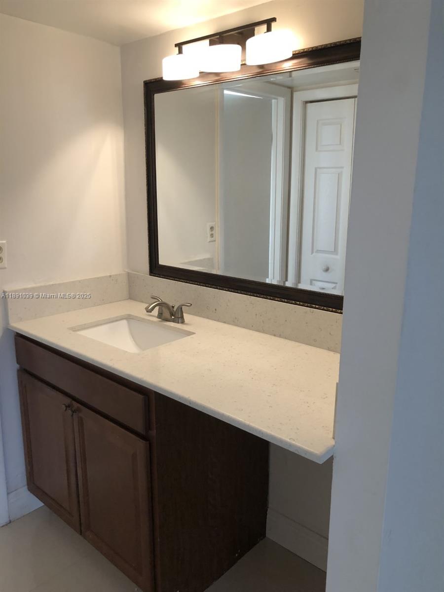 RACQUET CLUB VILLAGE APAR - Residential Lease
