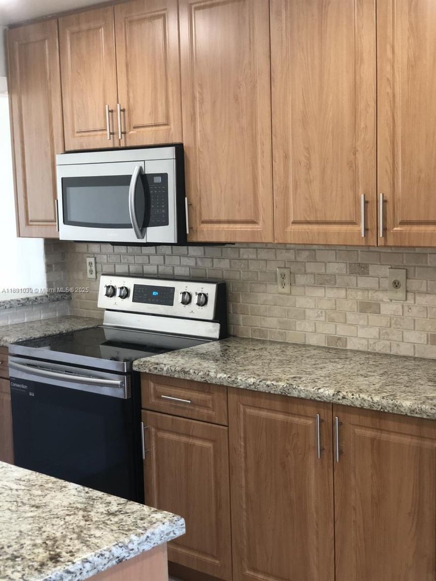 In one of the best buildings in the area, beautiful and renovated property with 3 bed/ 2 bath, ready to move in. Close to the best schools, highway and shopping center.