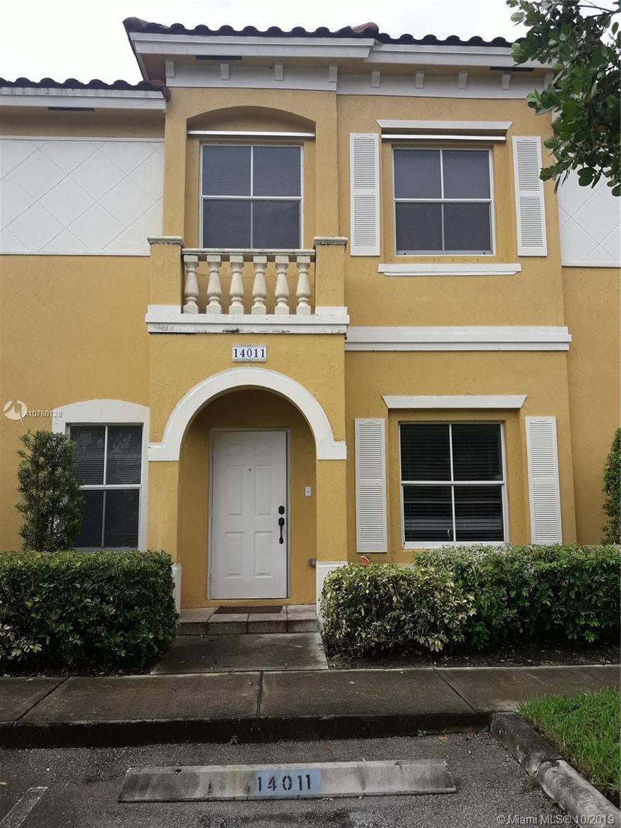 Beautiful 2 bedrooms 2 1/2 bats townhouse, with laminate floors, new AC unit, located in a great family friendly community. Easy to show!