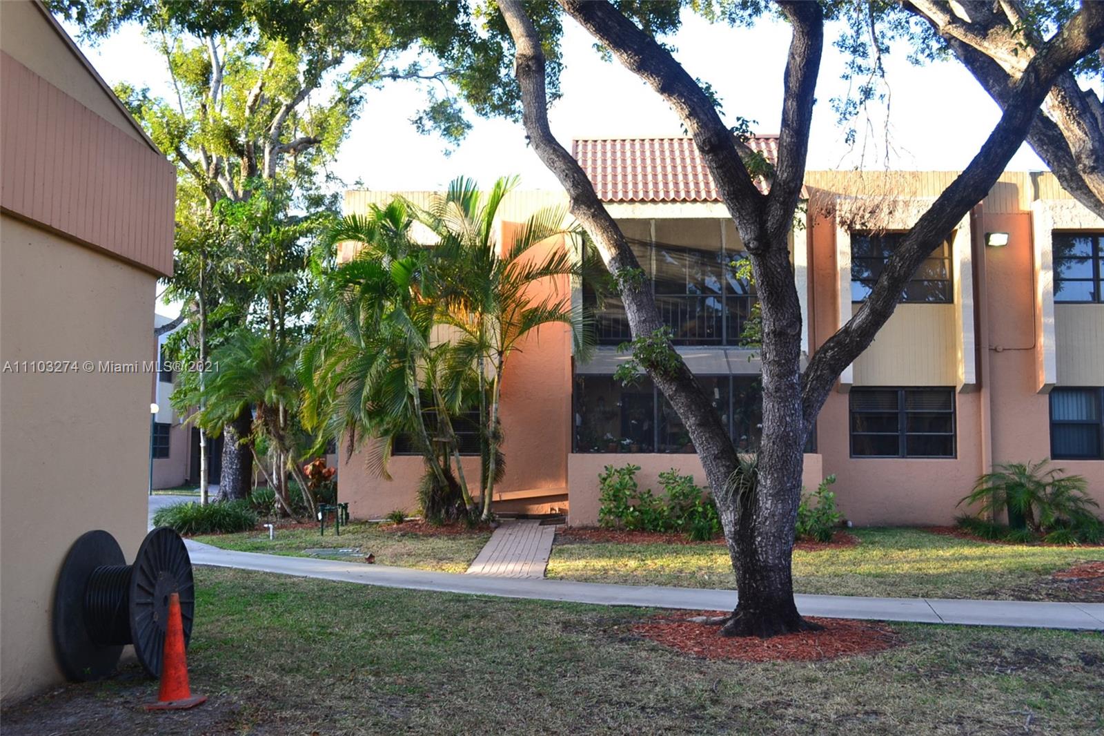 VENETIAN PALMS CONDO - Residential Lease