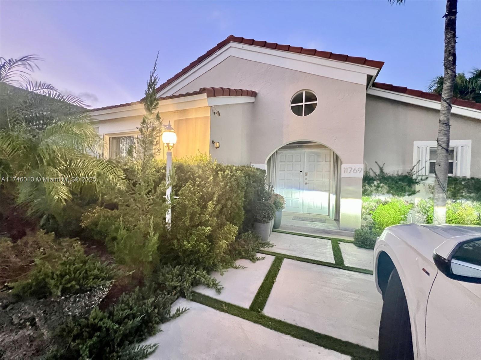 LAS CASAS AT KENDALL - Residential