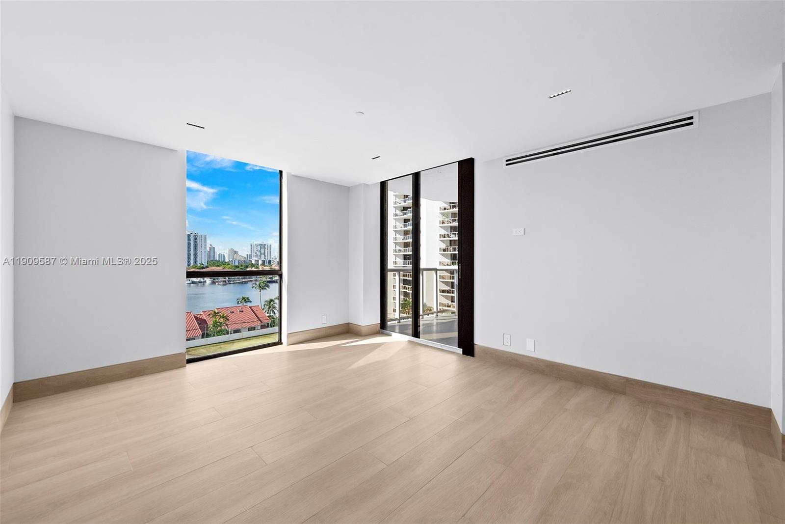 HARBORSIDE AT THE WATERWA - Residential